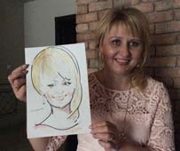 Аленушка показывает свой шарж на свадьбе от Михаила Шабалина