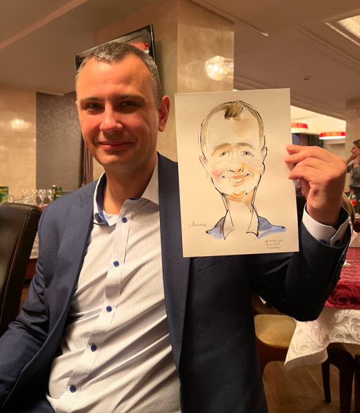 Леонид определяет свое сходство на рисунке, Михаил Шабалин, шаржист Минск, шаржист на мероприятие