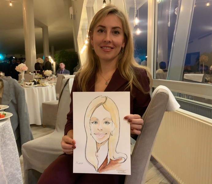 Катя с шаржем в ресторане 