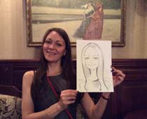 Юлия показывает свой шарж от Михаила Шабалина в ресторане 