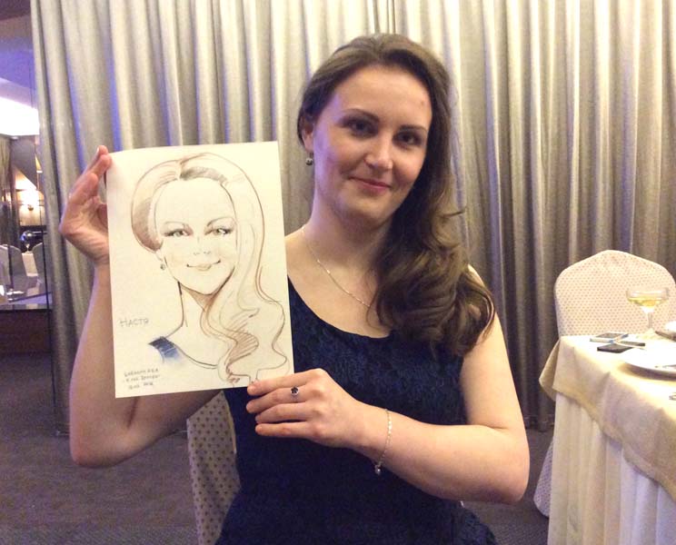 Настя показывает свой шарж на свадьбе в ресторане