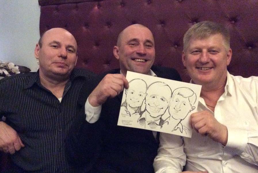 Родственники жениха и невесты демонстрируют свой шарж на свадьбе