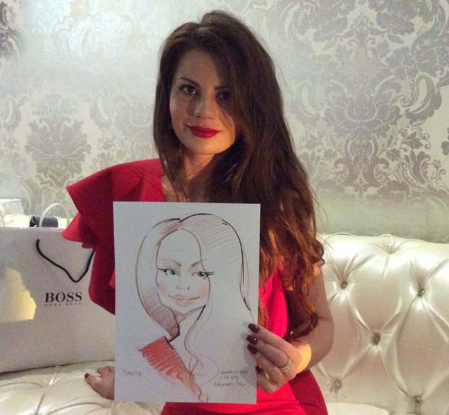  Настя позирует шаржисту Мишелю