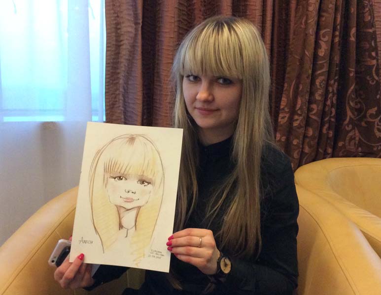 Шаржист подарил Алесе шарж на свадьбе