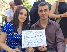 Наталья и Евгений с бокалом вина демонстрируют свой шарж