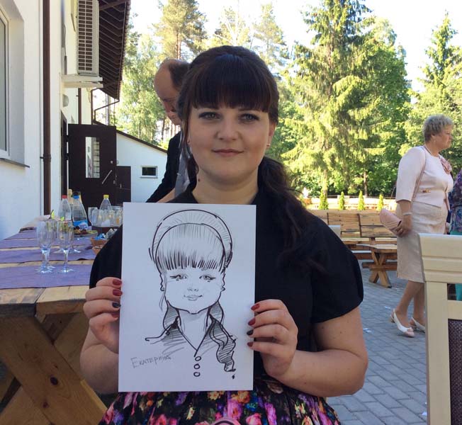 Екатерина демонстрирует свой шарж на вилле Рада 