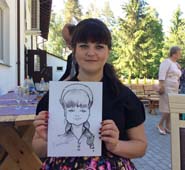 Екатерина демонстрирует свой шарж на вилле Рада