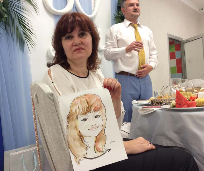 Алла демонстрирует свой шарж