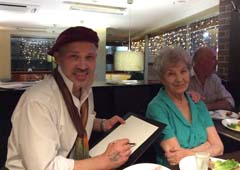 Художник Мишель рисует Тамару Алексеевну