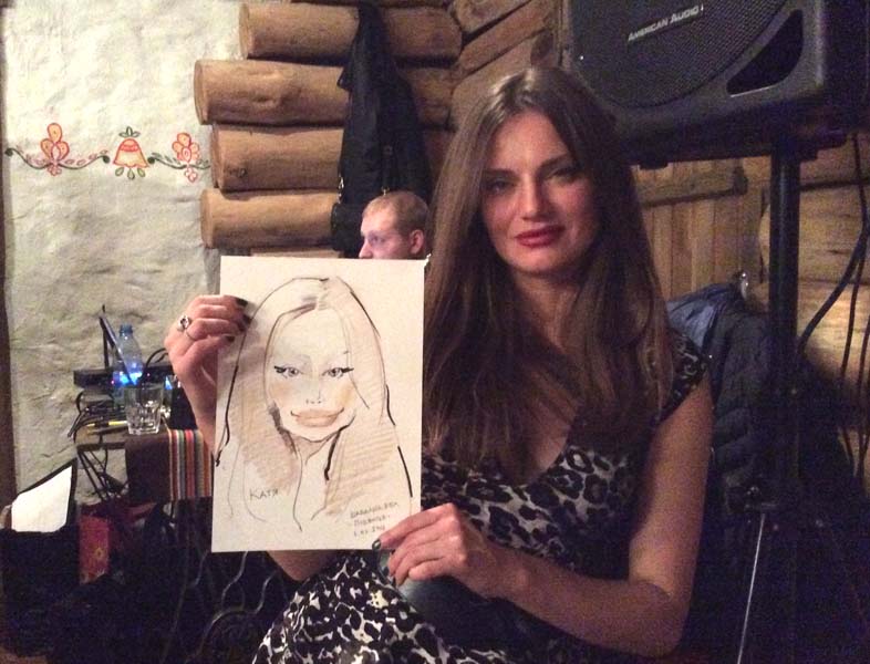 Катя позирует шаржисту