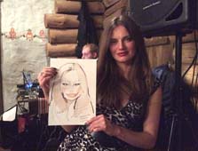 Катя позирует шаржисту