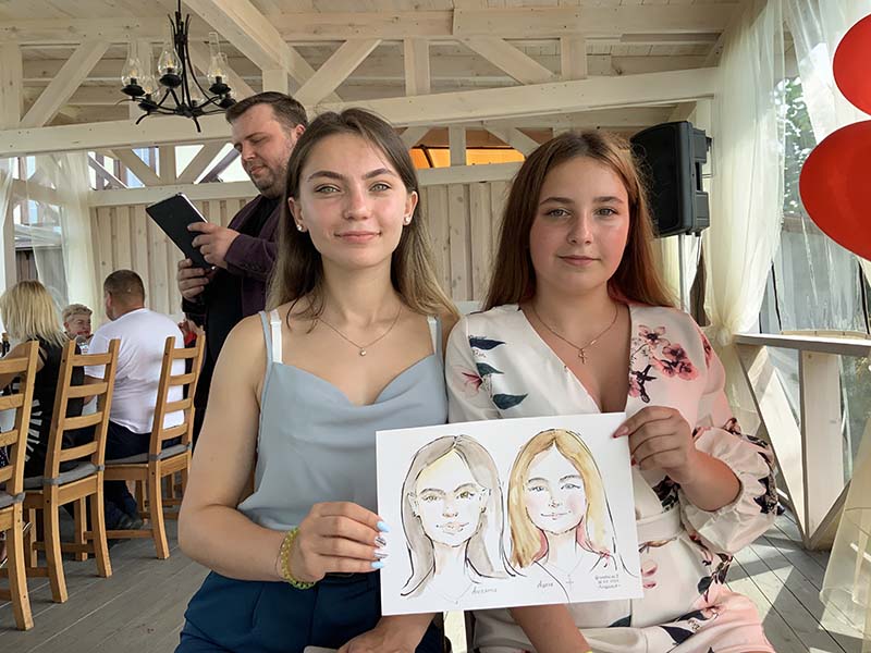 Шарж акварелью Ангелины и Адели на свадьбе в усадьбе Раздолье шаржист Михаил Шабалин Мишель Фат Минск